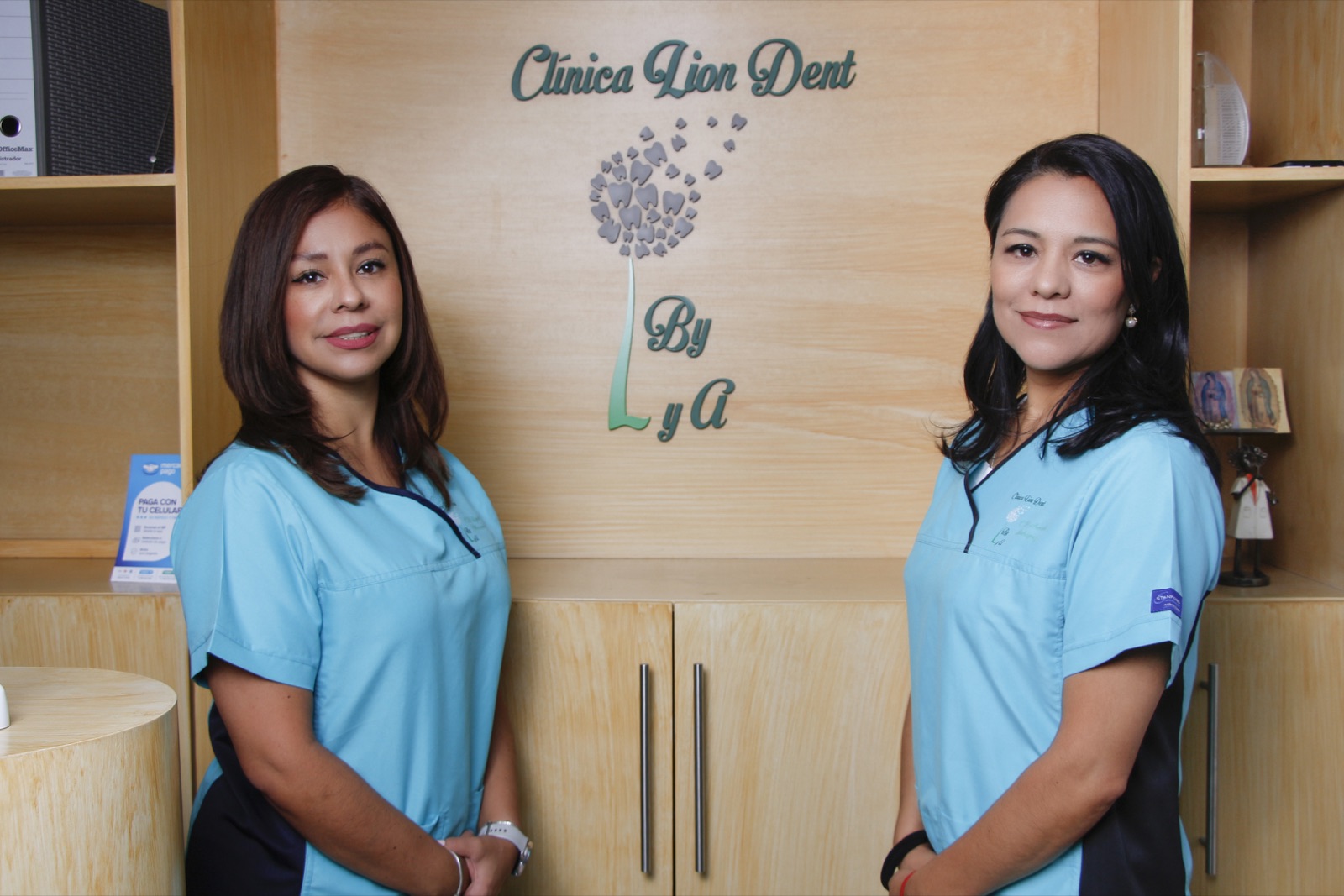 Las doctoras de Clínica Lion Dent en la recepción